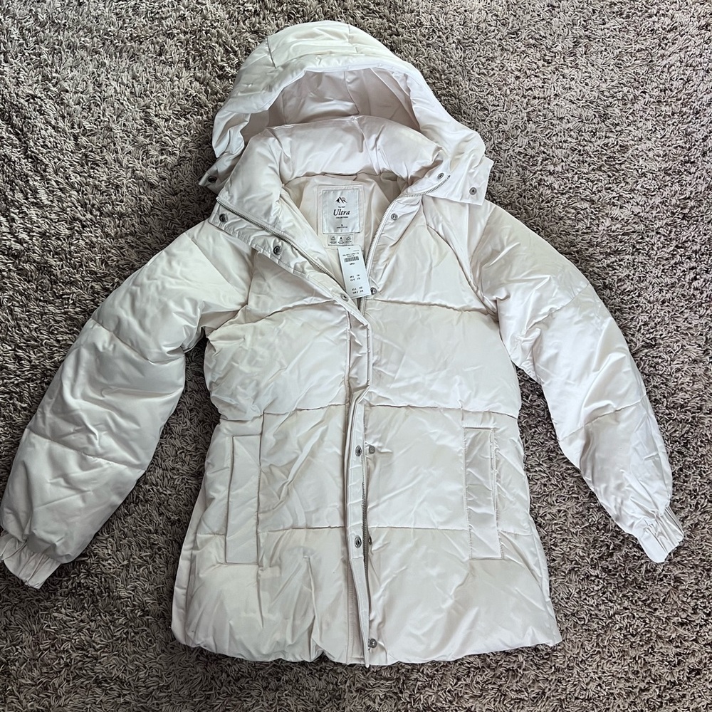 NWT Abercrombie Ultra Puffer Wind / Water Resistant in a ivory size small